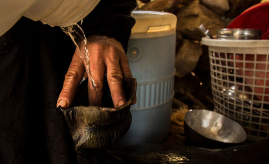 مشقت آبرسانی زنان بختیاری با الاغ