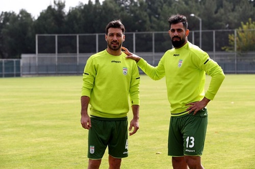 زوج سیم خاردار آماده دفاع از دروازه تیم ملی