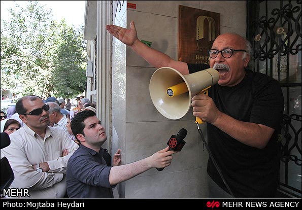 عکس: تجمع سینماگران مقابل خانه سینما