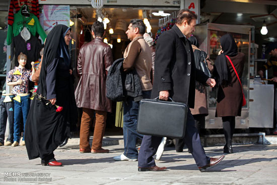 تصاویری از اهدای گل به زنان با حجاب در تهران