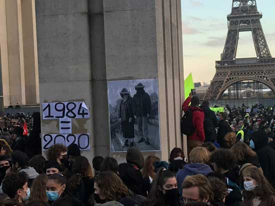تصویرِ پرمعنا از تظاهرات پاریس علیه محدودیت‌ها
