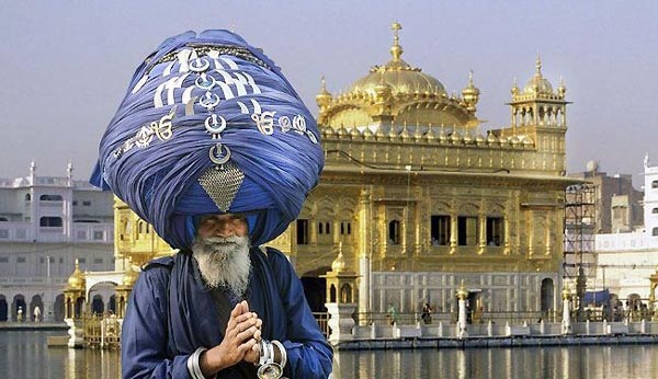 کلاه عجیب جنگجوی هندی در معبد طلا