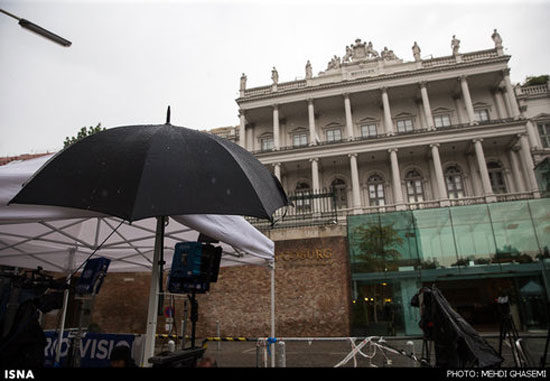 عکس: خبرنگاران در هوای بارانی وین