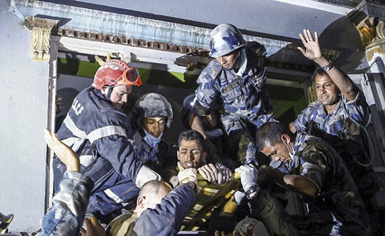 عکس: نجات از زیر آوار پس از 72 ساعت