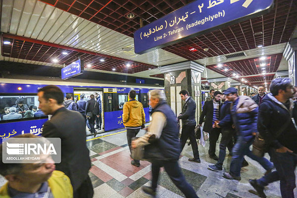 ازدحام مسافران متروی تهران در پی گرانی بنزین