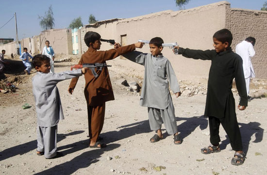 عکس: بازی‌های کودکان در مناطق جنگی