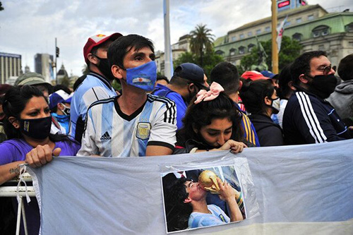 درگیری مردم و پلیس در مراسم وداع با مارادونا