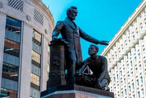 برداشته‌شدن مجسمه برده زانوزده برابر لینکلن