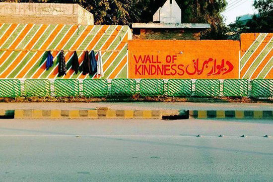 دیوار مهربانی شعبه پاکستان! +عکس