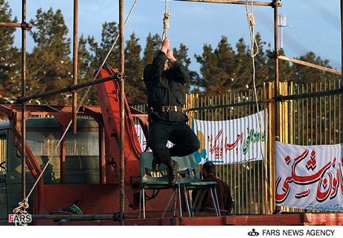 اعدام دو متجاوز به عنف در مشهد/عکس(18+)