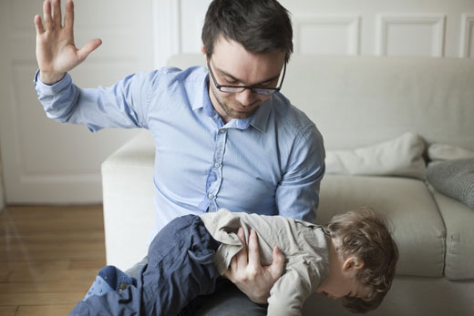 چرا والدین دست روی فرزند خود بلند می‌کنند؟