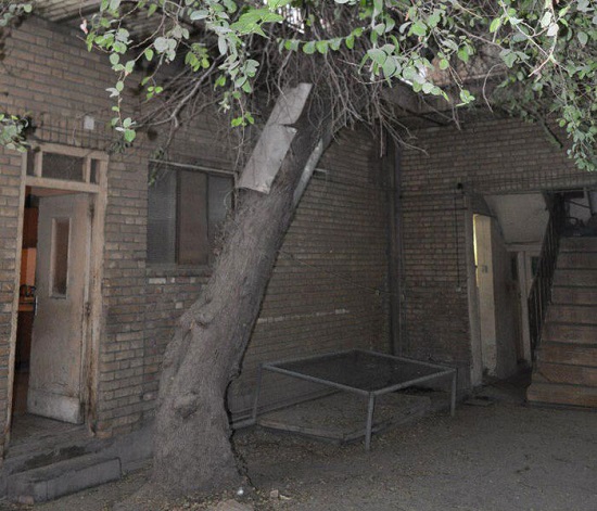 چوب حراج بر خانه راویِ روزگار تهی‌دستان