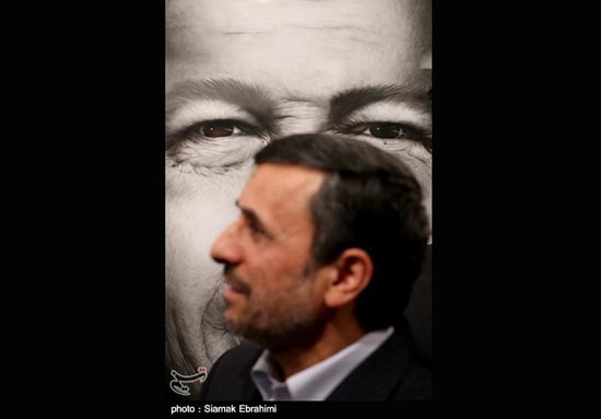عکس: احمدی نژاد در نمایشگاه عکس «چاوز»