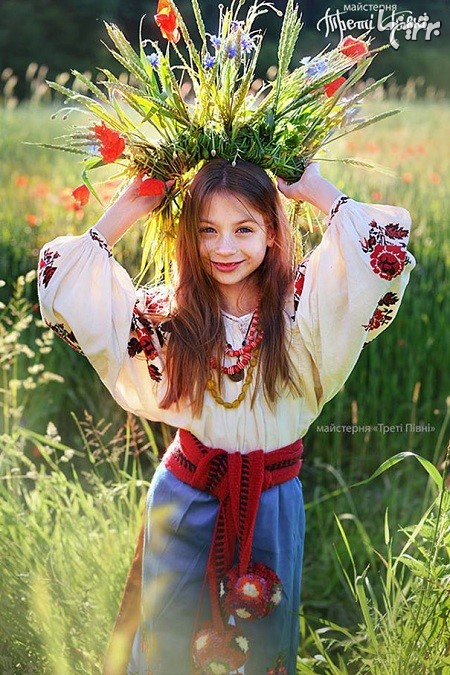 تاج های سنتی اوکراین روی سر زنان امروزی
