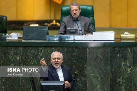 ظریف: تنها در برابر پرچم ایران تعظیم می‌کنم