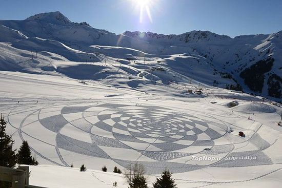 پیاده روی بروی برف برای خلق هنر