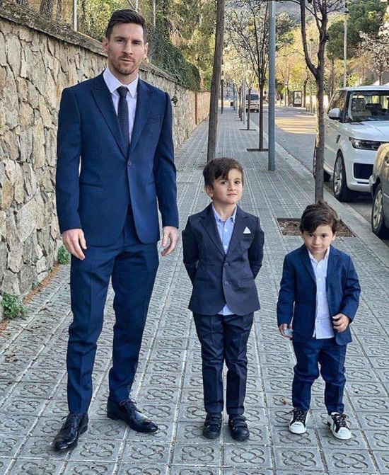 مسی و پسرانش در حال رفتن به عید دیدنی!