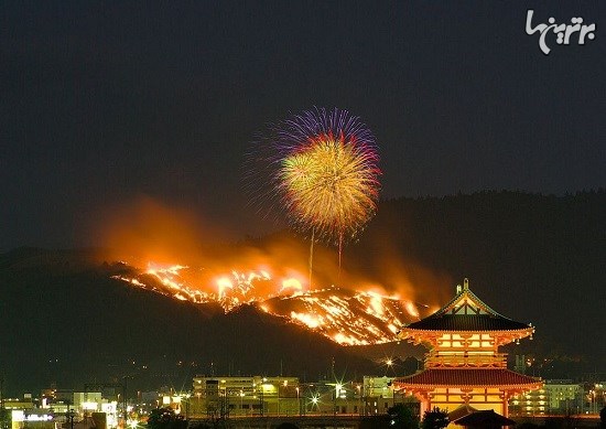 جشنواره سنتی سوزاندن کوه در ژاپن