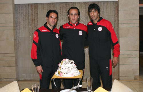 جشن تولد علی کریمی در اردوی تیم/ عکس