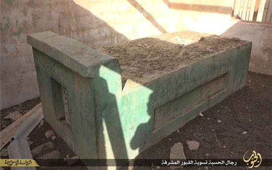 داعش قبور شیعیان را تخریب کرد +عکس