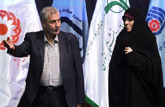 (تصاویر) هاشمی و همسرش در جمع زنان کارگر
