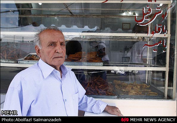 قدیمی‌ ترین پیرمرد بامیه‌ پز تهران  +عکس