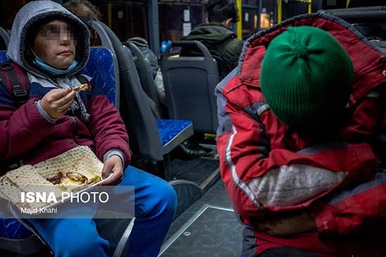 تصاویری از اتوبوس‌خوابیِ بی‌خانمان‌ها در تهران
