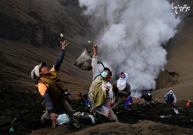 پرتاب نذورات در دهانه آتشفشانی در اندونزی!
