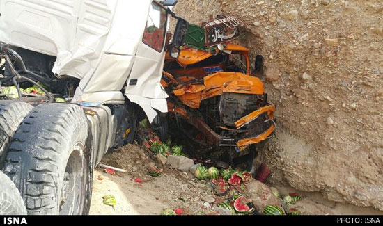 برخورد دو کامیون در جاده مهران +عکس