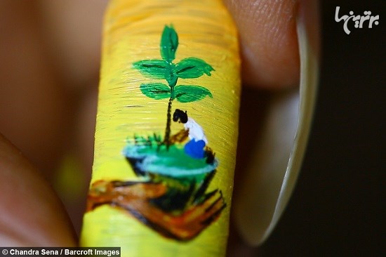 هنرمندی که تصاویر خیره کننده روی ناخن هایش می‌کشد