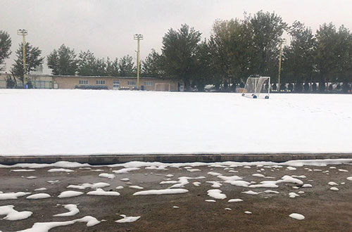 چمن مجموعه ورزشی انقلاب زیر تلی از برف