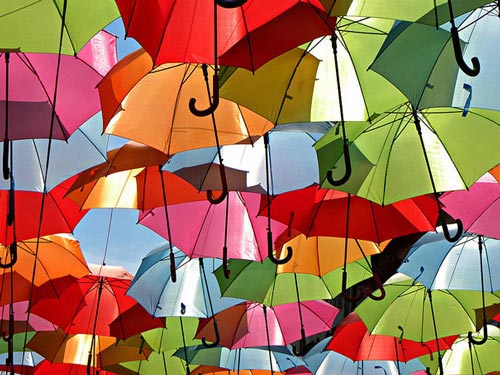 خیابان چترهای رنگی در پرتغال +عکس