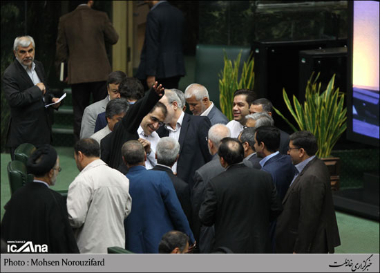 تصاویری از پوشش متفاوت لاریجانی در مجلس