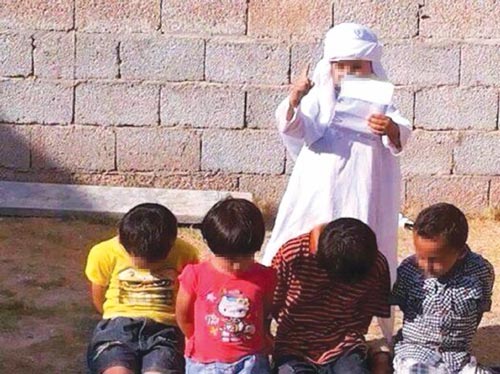 تقلید کودکانه از سر بریدن داعش! +عکس