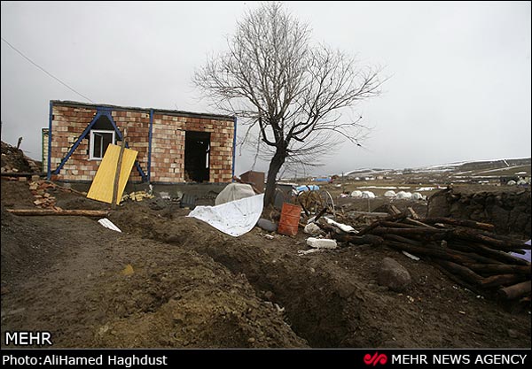 تصاویر: سرما و گل و لای در مناطق زلزله زده