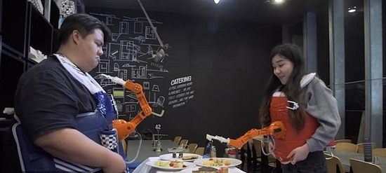 رباتی که به کاربر خود غذا می‌دهد