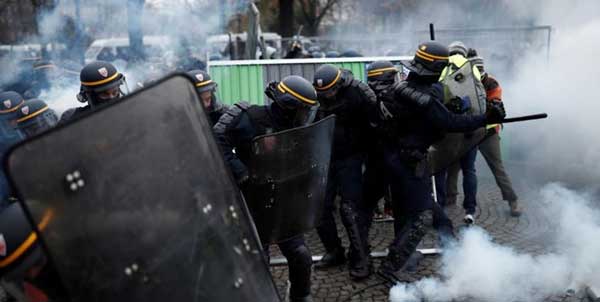 پاریس در تصرف معترضان به افزایش قیمت بنزین