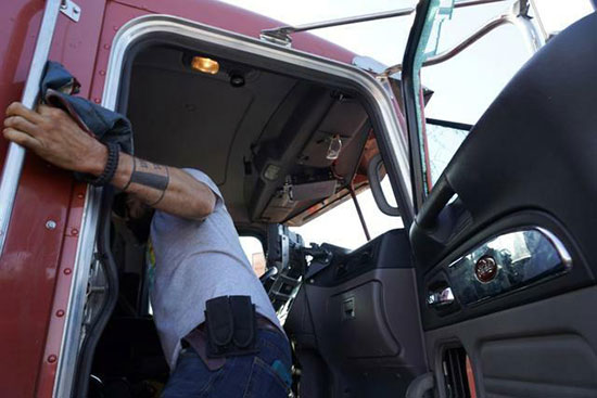 حمله یک راننده کامیون به عابران معترض در آمریکا
