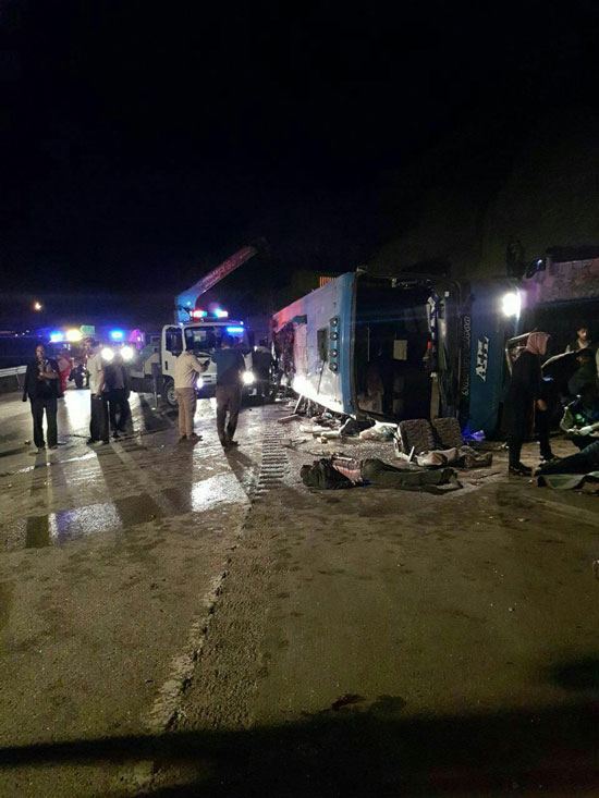 اتوبوس مسافربری واژگون شده در محور گدوك