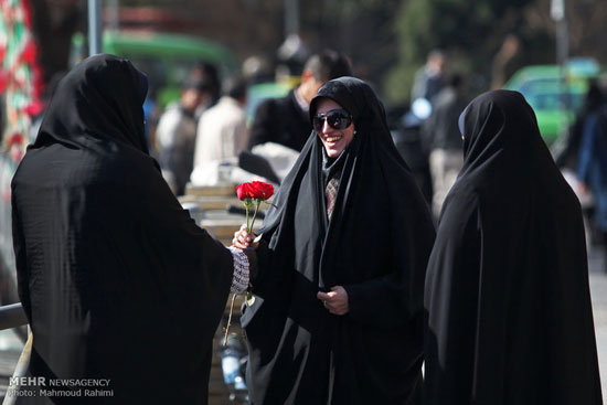 تصاویری از اهداء گل به زنان با حجاب در تهران