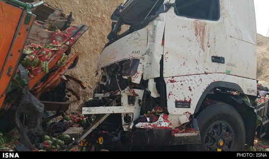 برخورد دو کامیون در جاده مهران +عکس