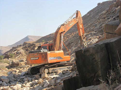 تخریب نقوش سنگی بز کوهی با بلدوزر+عکس