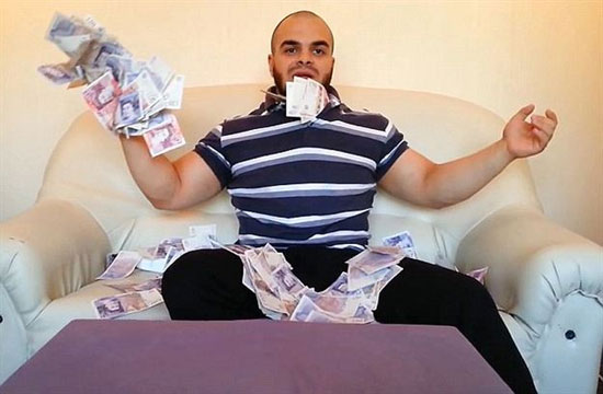 اثبات پولدار بودن به سبک عجیب! +عکس