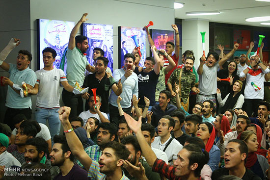 تماشای فوتبال ایران و پرتغال در چارسو