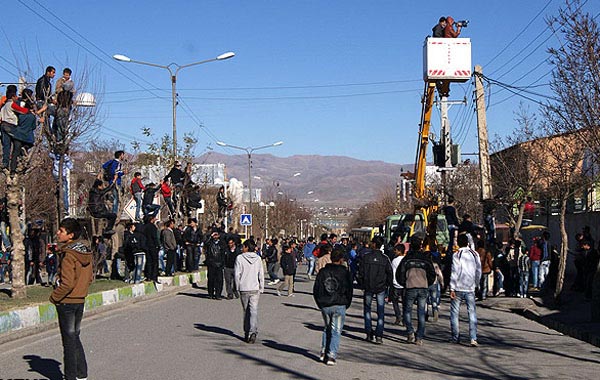 تصاویر: حرکت خطرناک چند تماشاگر گهر درود