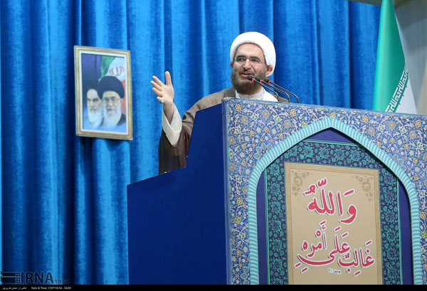 اقامه نماز در تهران به امامت خطیب جوان