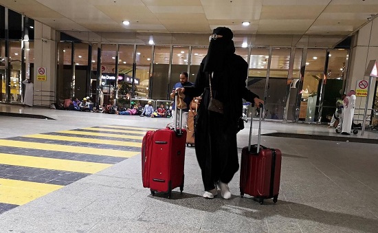 عربستان الزامِ چادر برای زنان خارجی را بَرمی‌دارد