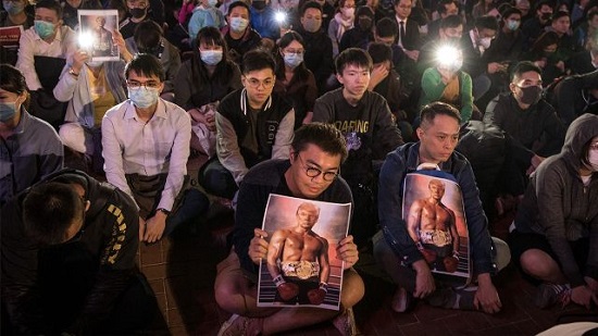 پوسترِ ترامپِ راکی در دست معترضان هنگ‌کنگی