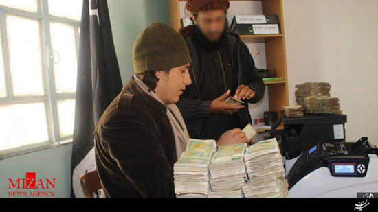 تصاویری از توزیع یارانه نقدی توسط داعش!