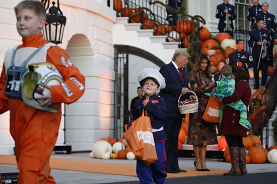ترامپ و ملانیا همراه عروسک مینیون در هالووین